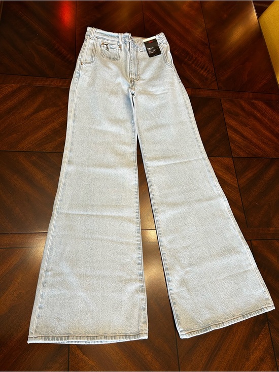 Levi's Denim - BNWT Levi's Light Blue Ribcage Bell Jeans